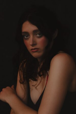 Portrait artistique en clair-obscur. Chiaroscuro Doux, tirage limité signé. Émotion, mystère et lumière douce réunis dans un regard.