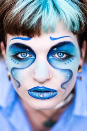 Plongez dans l’univers de « Sirène Rebelle », un portrait vibrant et audacieux aux couleurs intenses et au regard bleu électrisant.