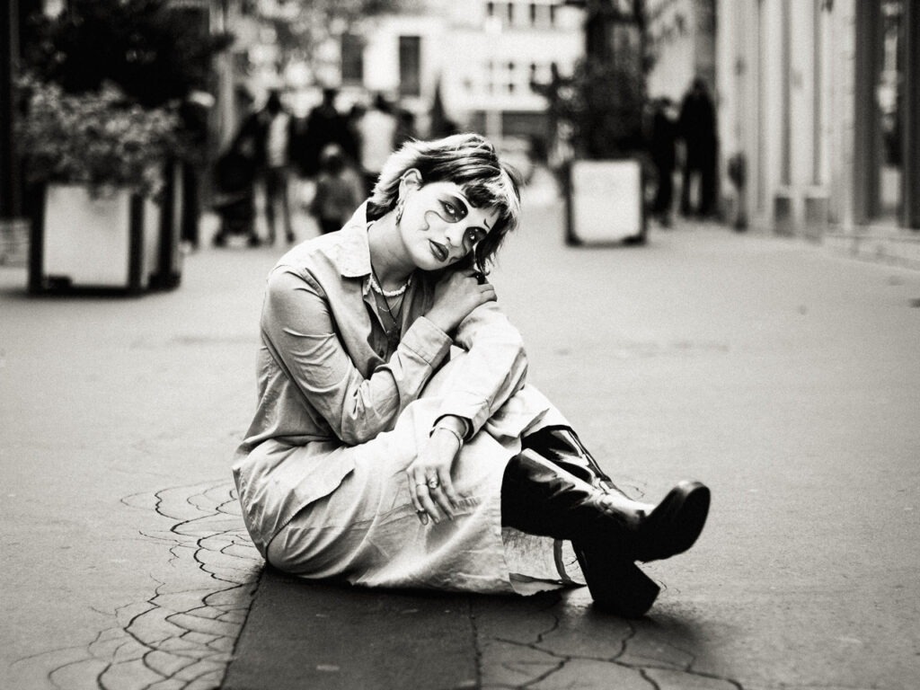 Songe Urbain, une photo en noir et blanc qui capture un instant suspendu entre rêve et réalité. Un hommage à la douceur onirique au cœur de l’urbain brut.