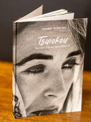 Tsuiokou réunit vingt-deux portraits en noir et blanc réalisés à Saint-Étienne. Chaque image capte l’intensité d’une rencontre, la vérité d’un instant suspendu.