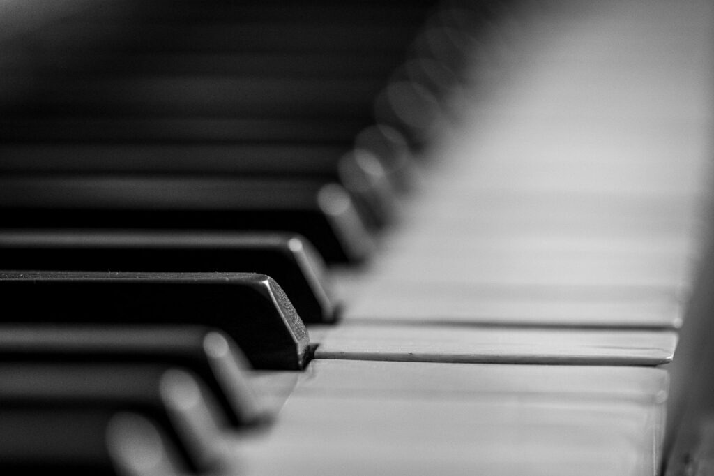 Explorez Clés d&#039;une Valse Oubliée, une œuvre poignante en noir et blanc qui capture l&#039;âme d&#039;un piano ancien.