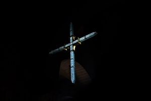 Foi Nue capture une croix suspendue dans l’ombre de la cathédrale du Puy-en-Velay. Une image brute, dépouillée, où la lumière sculpte le silence.