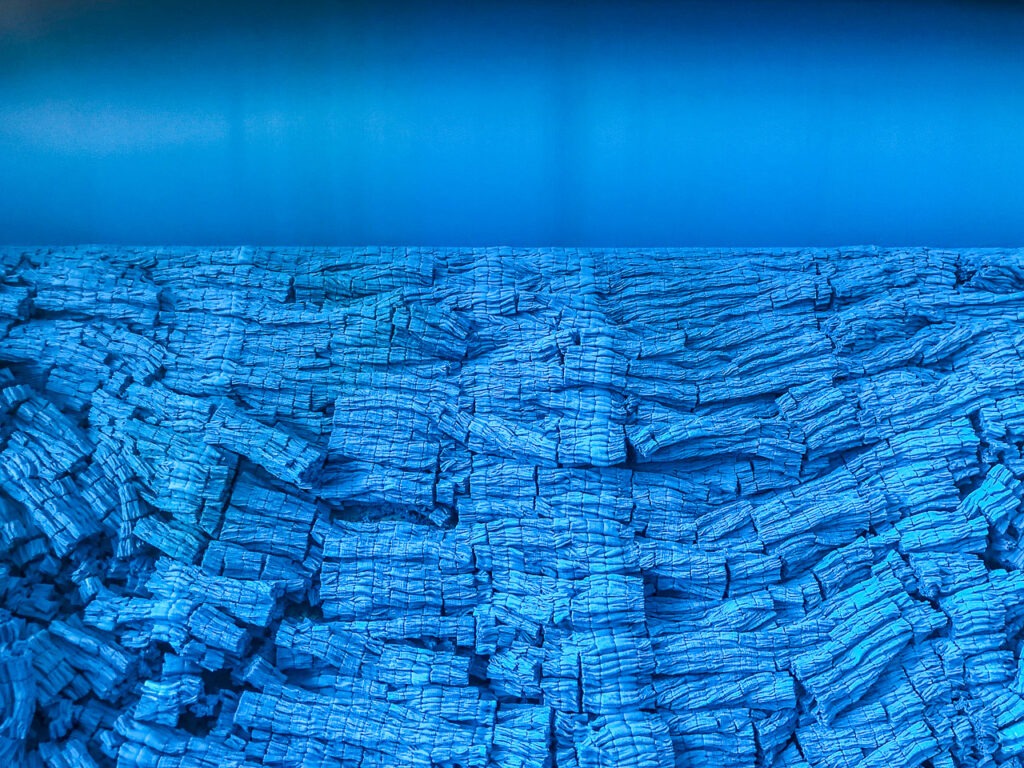 Pigment est une œuvre d&#039;art photographique qui offre une expérience sensorielle unique. Plongez dans une teinte de bleu intense.