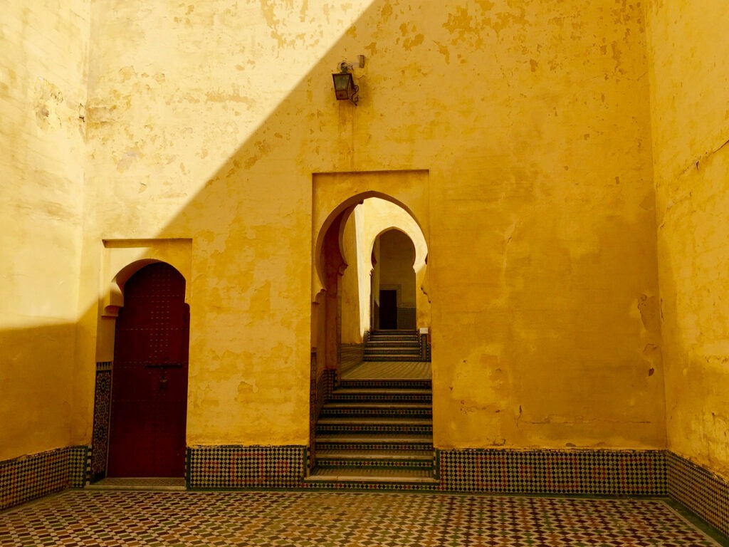Soleil Jaune est une invitation à explorer la danse du soleil et de l&#039;ombre dans un palais marocain, révélant une scène picturale hypnotique en jaune vibrant, intégrée dans la série artistique &quot;Mikado&quot;.