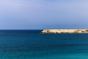 Solitude Claire – Tirage d’art exclusif, signé et limité à 10 exemplaires. Un paysage intemporel de Chypre pour une décoration d’exception.