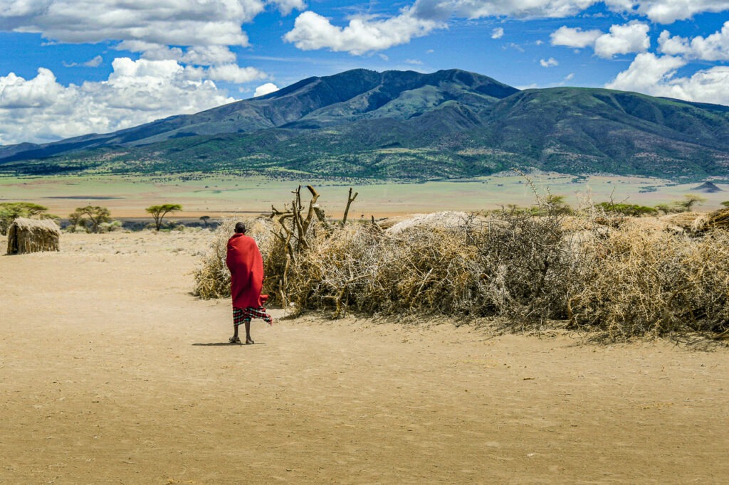 Découvrez Suis-moi, une œuvre captivante de Thierry Stentzel. Immortalisant une rencontre intime avec un Massaï en Tanzanie