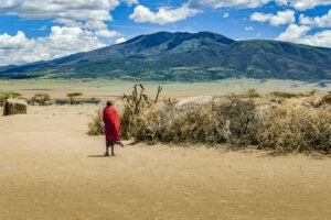 Découvrez Suis-moi, une œuvre captivante de Thierry Stentzel. Immortalisant une rencontre intime avec un Massaï en Tanzanie