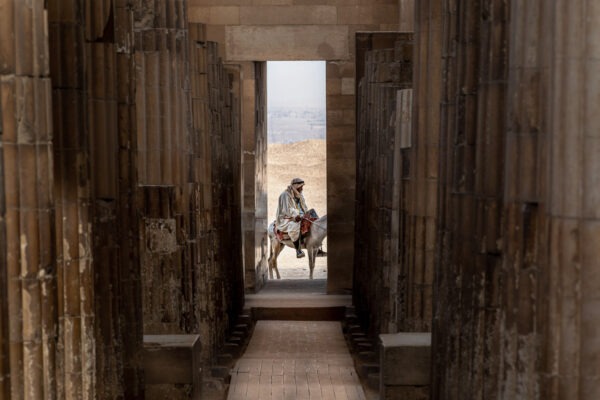 Taxi illustre un instant unique à Saqqarah, où un homme sur une mule traverse le seuil entre l'ancien et le moderne, incarnant l'essence du voyage dans une toile traditionnelle et contemporaine, enracinée dans la série "Mikado".