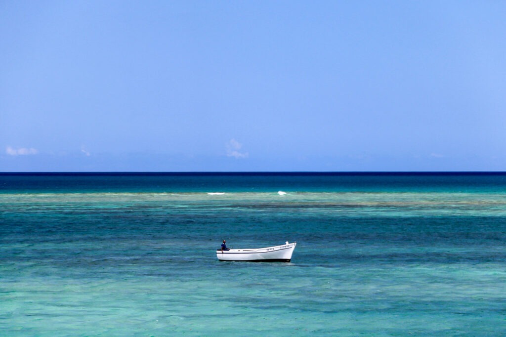 Plongez dans le calme de l&#039;océan Indien avec Bleutitude. Une photo d&#039;Art unique qui invite à l&#039;évasion et à la sérénité. Découvrez-la !