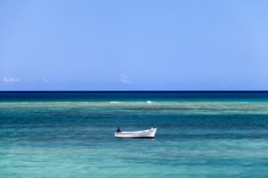 Plongez dans le calme de l'océan Indien avec Bleutitude. Une photo d'Art unique qui invite à l'évasion et à la sérénité. Découvrez-la !