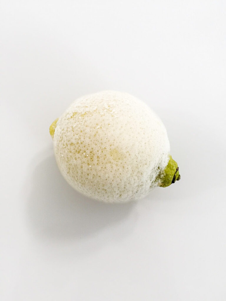 Élevez votre intérieur avec Citron Gelé, cette œuvre rare transforme l’ordinaire en poésie visuelle. Sa texture givrée intrigue, son minimalisme séduit, et son exclusivité en fait un choix prestigieux.