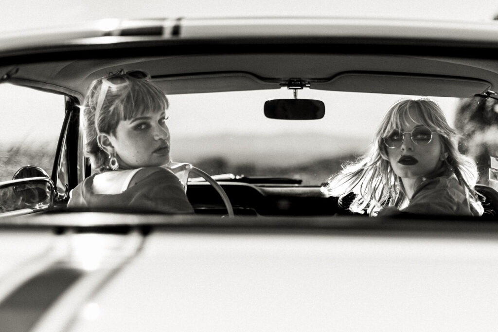 Dernier Voyage c’est une scène, une présence, un fragment de cinéma. Deux regards, une intensité brute, une complicité silencieuse. En noir et blanc, l’image flotte hors du temps et vous invite à devenir le troisième passager de cette échappée.