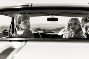 Dernier Voyage c’est une scène, une présence, un fragment de cinéma. Deux regards, une intensité brute, une complicité silencieuse. En noir et blanc, l’image flotte hors du temps et vous invite à devenir le troisième passager de cette échappée.