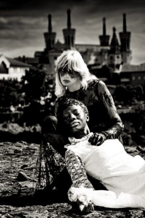 Étreinte Fatale est une photographie d’Art en noir et blanc. Capturée à Lyon, sous l’ombre de la basilique de Fourvière, elle raconte un affrontement symbolique entre l’ange du bien et l’ange maléfique.
