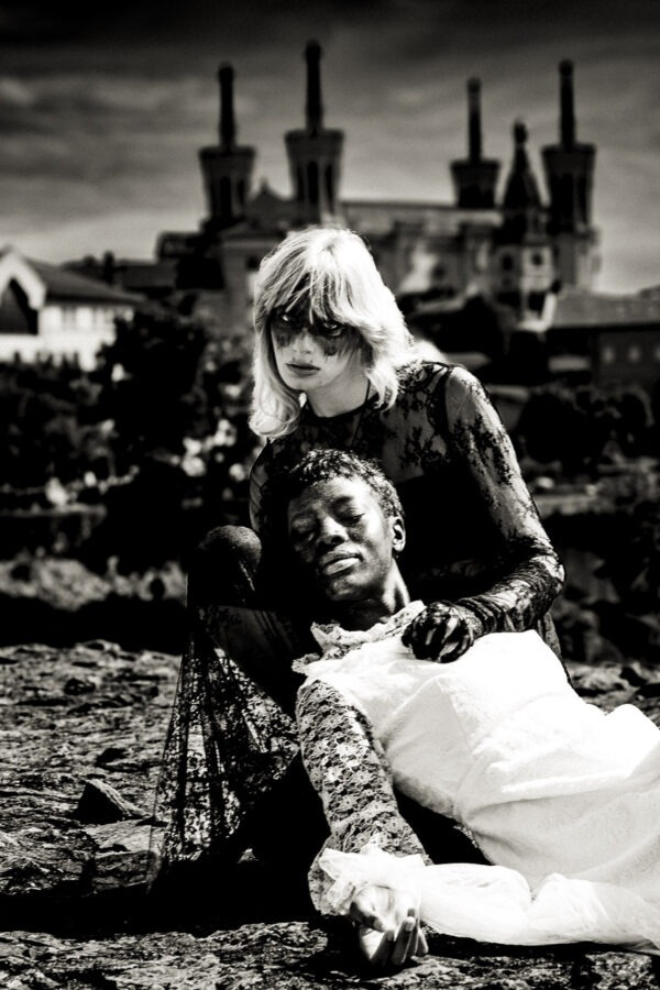 Étreinte Fatale est une photographie d’Art en noir et blanc. Capturée à Lyon, sous l’ombre de la basilique de Fourvière, elle raconte un affrontement symbolique entre l’ange du bien et l’ange maléfique.