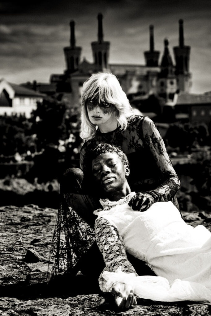 Étreinte Fatale est une photographie d’Art en noir et blanc. Capturée à Lyon, sous l’ombre de la basilique de Fourvière, elle raconte un affrontement symbolique entre l’ange du bien et l’ange maléfique.