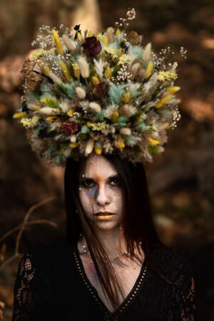 Un portrait d’Art qui transforme la fragilité en puissance. Fissure Sacrée révèle la beauté des fissures, sublimées par une lumière dramatique et des éclats dorés rappelant l’art du kintsugi.