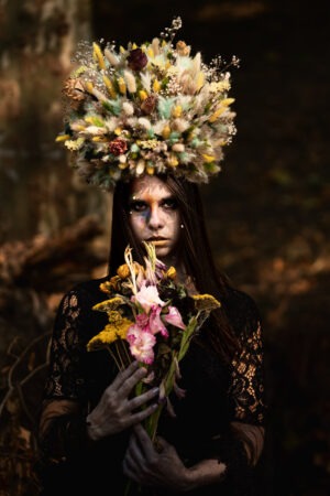 Un portrait d’Art qui habite l’espace. Dans Offrande Sombre, le geste d’offrir des fleurs fanées devient rituel, transformant la fragilité en intensité décorative.