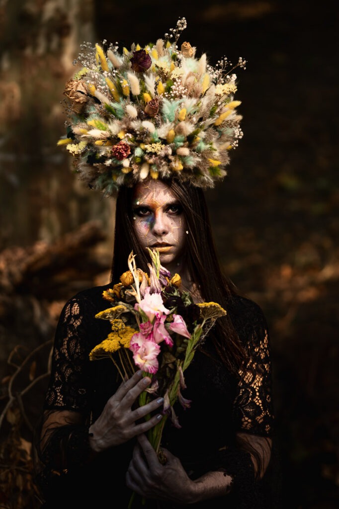 Un portrait d’Art qui habite l’espace. Dans Offrande Sombre, le geste d’offrir des fleurs fanées devient rituel, transformant la fragilité en intensité décorative.