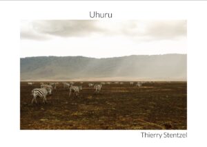 Uhuru, qui signifie liberté en swahili, est un carnet photo né de mon voyage en Tanzanie. Vous y découvrirez des scènes de vie massai, des moments intimes partagés, et des rencontres avec la faune sauvage.