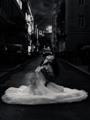 Souffle Brisé est un portrait né dans une rue de Saint-Étienne, juste après l’effondrement. Le corps s’ouvre, le souffle revient, la lumière glisse sur la robe blanche comme un rite intime.