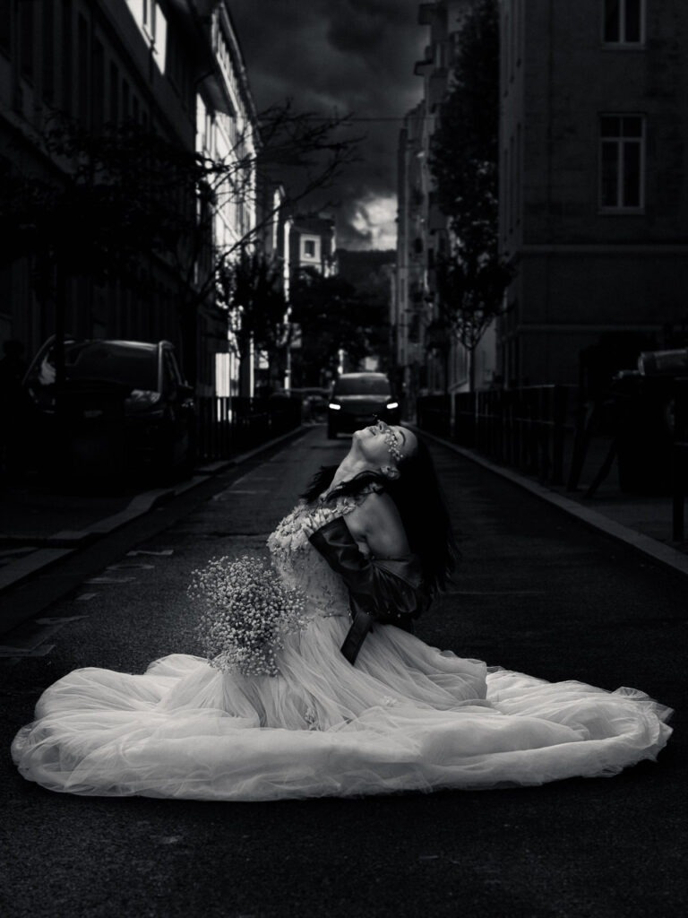 Souffle Brisé Souffle Brisé est un portrait né dans une rue de Saint-Étienne, juste après l’effondrement. Le corps s’ouvre, le souffle revient, la lumière glisse sur la robe blanche comme un rite intime.