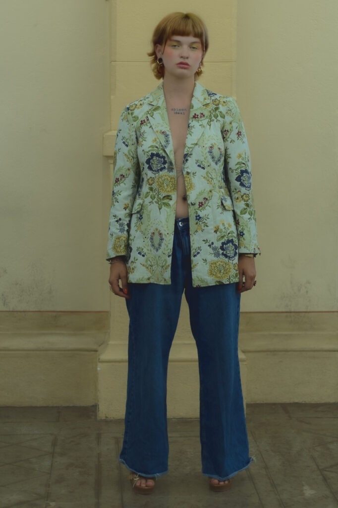 Silence Debout Portrait photographique d’art en couleur intitulé Silence Debout, femme debout au regard frontal, lumière douce, présence calme, tirage limité Art Par Sten.