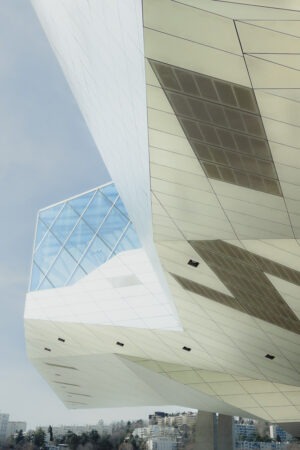 Photographie d’art contemporaine représentant une architecture moderne en suspension, formes géométriques et cube vitré, tirage limité par Thierry Stentzel.