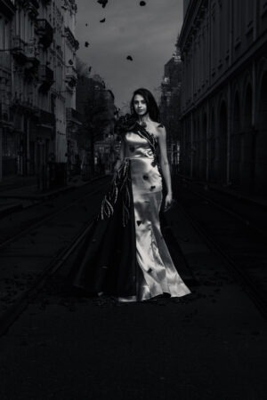 Grâce Fendue Thierry Stentzel portrait femme noir et blanc photographie d’art contemporaine silhouette élégante fragments suspension tirage photo art limité