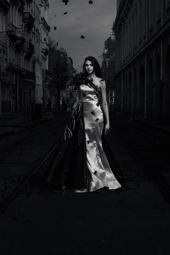 Gr&acirc;ce Fendue Thierry Stentzel portrait femme noir et blanc photographie d&rsquo;art contemporaine silhouette &eacute;l&eacute;gante fragments suspension tirage photo art limit&eacute;