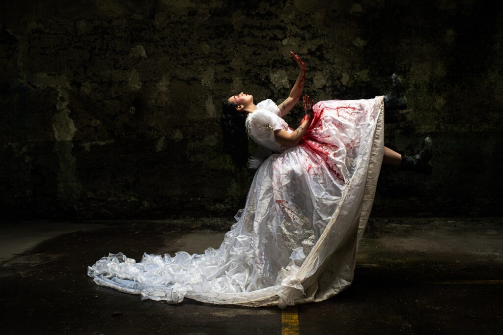 Seuil &ndash; photographie d&rsquo;art contemporaine en &eacute;dition limit&eacute;e, grand format, s&eacute;rie Fragments, repr&eacute;sentant une figure f&eacute;minine en robe blanche dans un passage int&eacute;rieur.