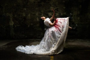 Seuil – photographie d’art contemporaine en édition limitée, grand format, série Fragments, représentant une figure féminine en robe blanche dans un passage intérieur.