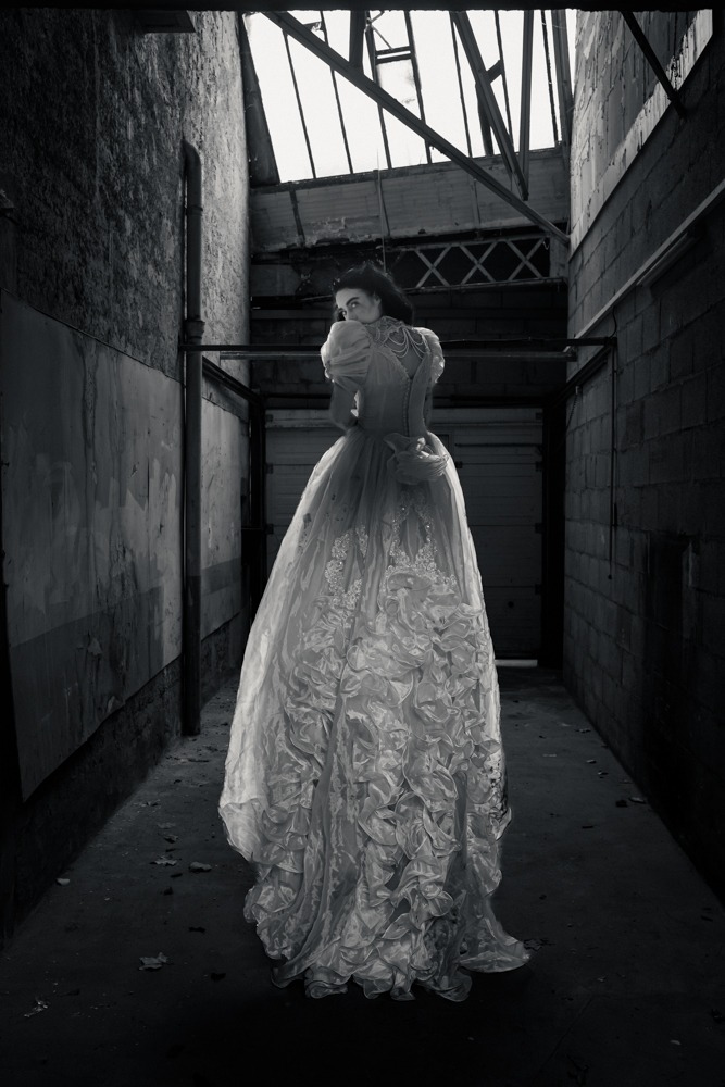 Blanc Captif Blanc Captif de Thierry Stentzel, photographie d’Art contemporaine montrant une silhouette en robe blanche dans un bâtiment abandonné, tirage limité noir et blanc.