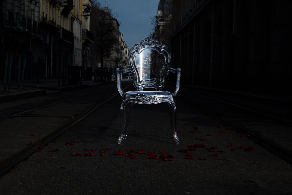 Luxe D&eacute;chu, tableau photo chaise baroque rue sombre p&eacute;tales rouges d&eacute;coration murale moderne ambiance myst&eacute;rieuse