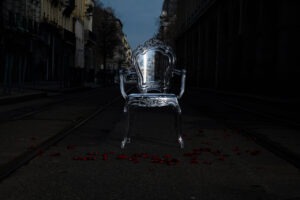 Luxe Déchu, tableau photo chaise baroque rue sombre pétales rouges décoration murale moderne ambiance mystérieuse