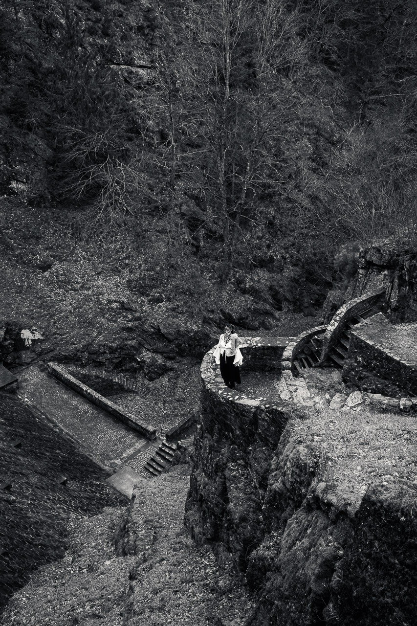 ce_qui_reste_1 femme seule sur une falaise paysage minéral photographie d’art noir et blanc