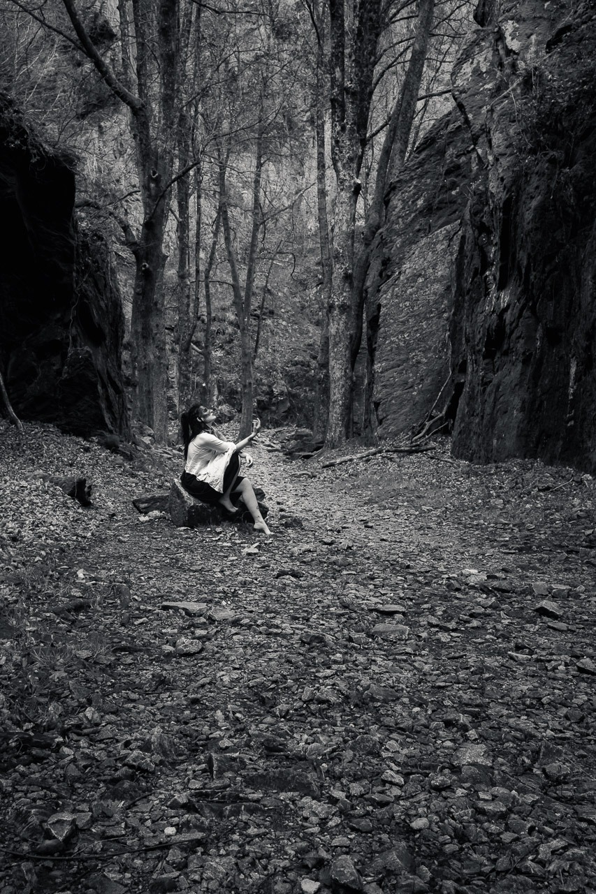 ce_qui_reste_10 femme assise paysage rocheux regard perdu photographie artistique