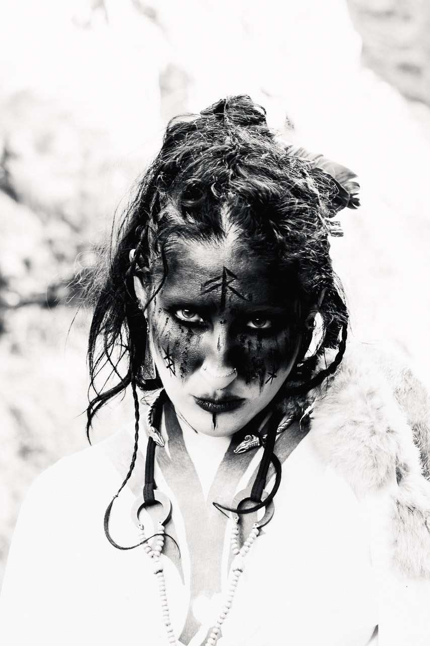 visage femme contraste fort regard frontal photographie artistique