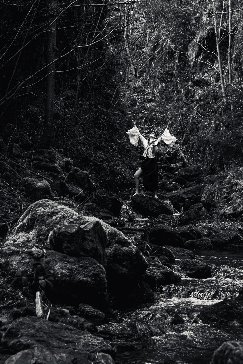 ce_qui_reste_9 femme debout dans un ruisseau bras levés paysage naturel photographie d’art