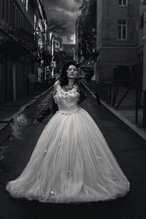 Calme Orage de Thierry Stentzel, photographie d’art noir et blanc, portrait féminin contemporain avec robe blanche en rue urbaine, tirage photo limité Art Par Sten