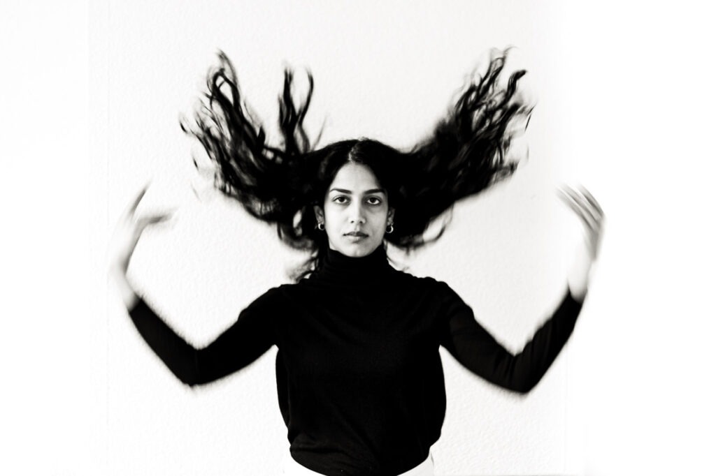 Fureur Sage Fureur Sage de Thierry Stentzel, portrait féminin artistique en noir et blanc avec mouvement des cheveux et flou créatif, photographie contemporaine en tirage limité Art Par Sten