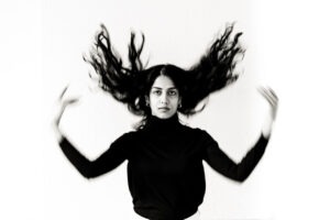 Fureur Sage de Thierry Stentzel, portrait féminin artistique en noir et blanc avec mouvement des cheveux et flou créatif, photographie contemporaine en tirage limité Art Par Sten