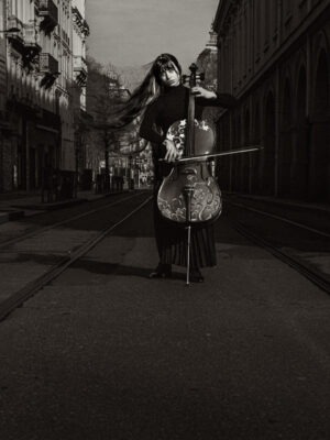 L’Après le Bruit de Thierry Stentzel, photographie d’Art noir et blanc représentant une violoncelliste dans une rue urbaine, portrait artistique contemporain en tirage limité