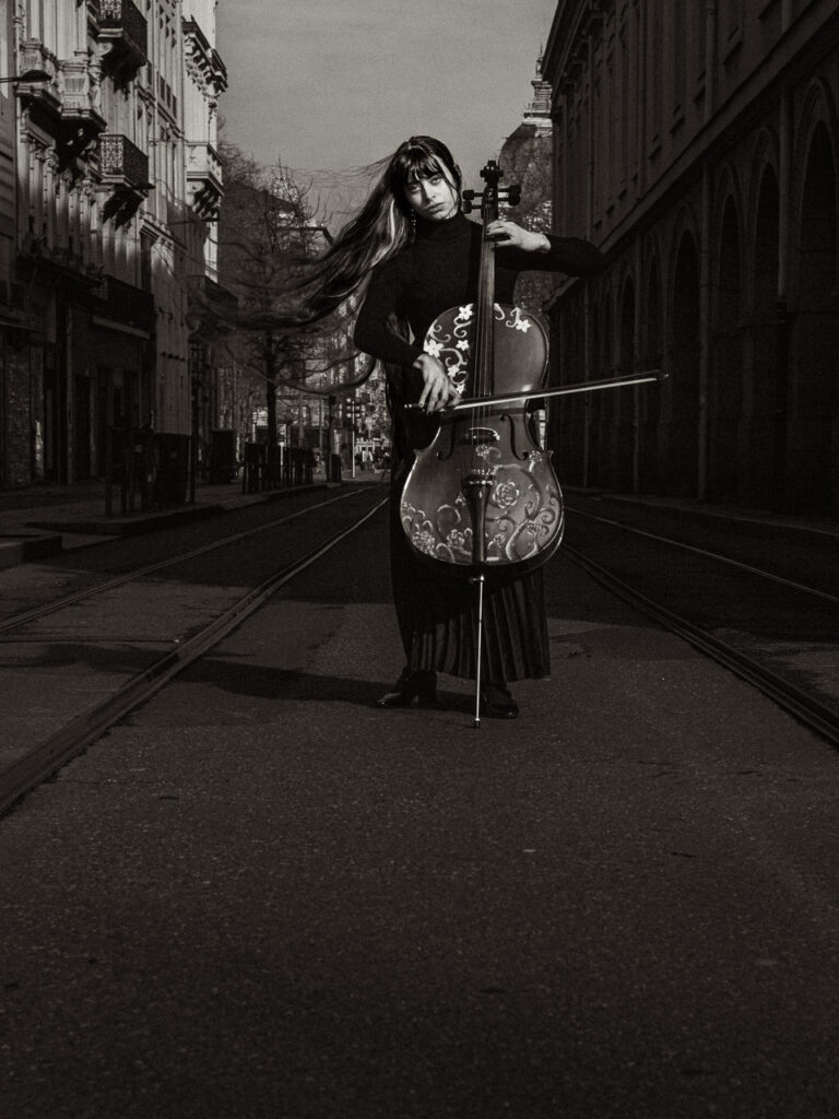 L'Après le Bruit L’Après le Bruit de Thierry Stentzel, photographie d’Art noir et blanc représentant une violoncelliste dans une rue urbaine, portrait artistique contemporain en tirage limité
