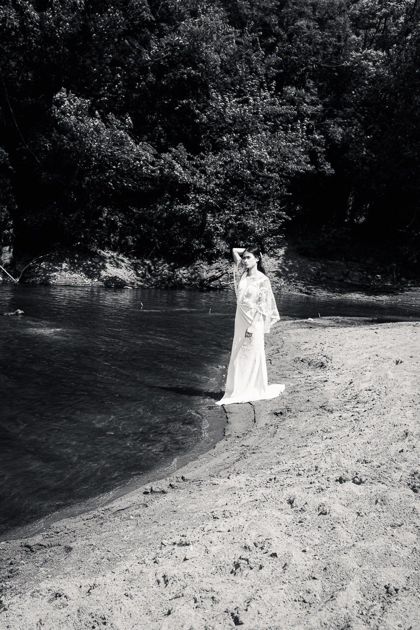 leau-sait-01-mariee-rive-thierry-stentzel Femme en robe de mariée seule au bord de l’eau dans un paysage sombre, photographie noir et blanc de la série L’Eau Sait