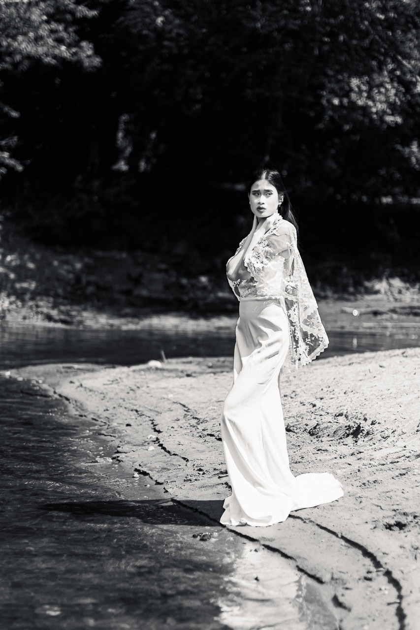 leau-sait-02-femme-robe-blanche-thierry-stentzel Femme en robe blanche au bord de l’eau regardant derrière elle, photographie d’art noir et blanc de Thierry Stentzel