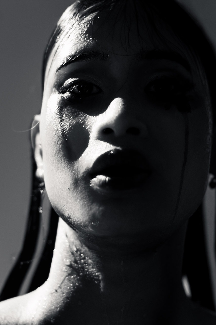 leau-sait-03-portrait-noir-blanc-thierry-stentzel Gros plan contrasté du visage mouillé d’une femme au maquillage défait, série photographique L’Eau Sait