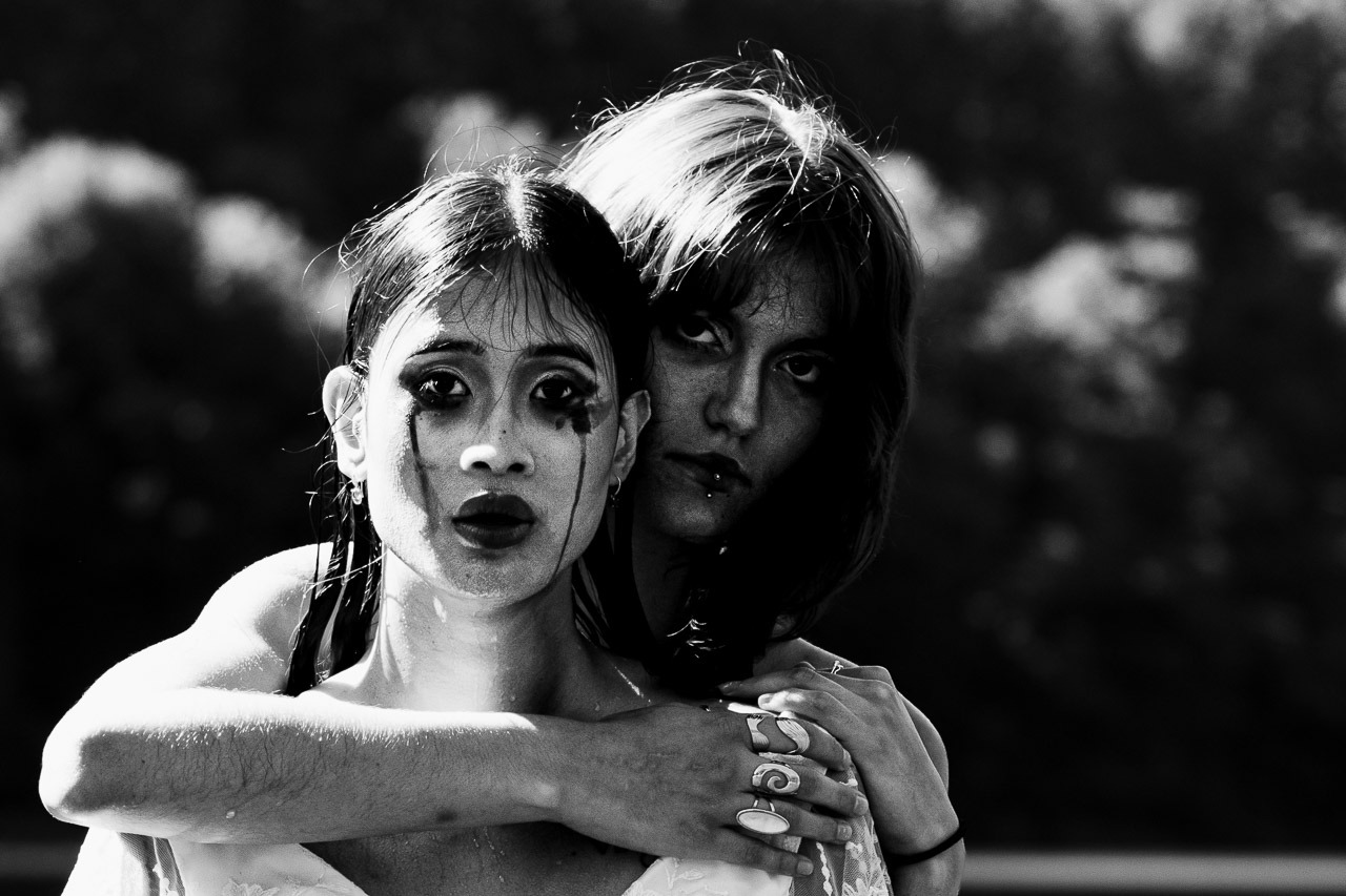 leau-sait-05-deux-femmes-thierry-stentzel Deux femmes enlacées au bord de l’eau, entre protection et emprise, photographie d’art noir et blanc