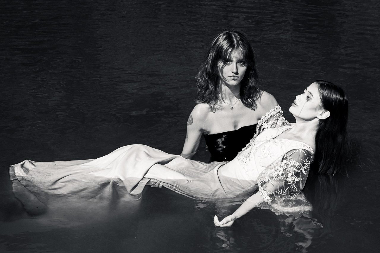 leau-sait-06-corps-dans-eau-thierry-stentzel Femme en robe blanche abandonnée dans les bras d’une seconde femme au milieu de l’eau