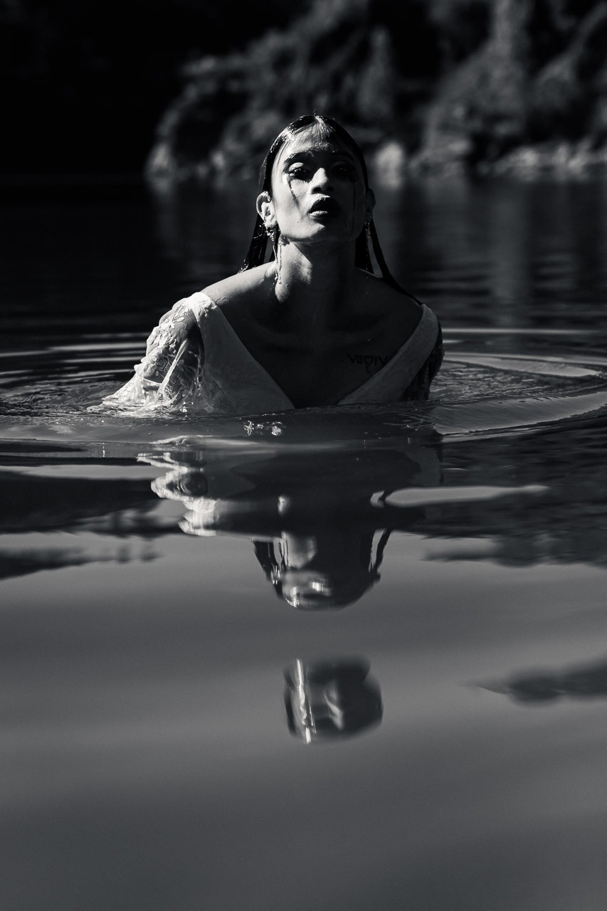 leau-sait-09-femme-reflet-eau-thierry-stentzel Femme émergeant de l’eau avec son visage reflété à la surface, photographie noir et blanc de Thierry Stentzel